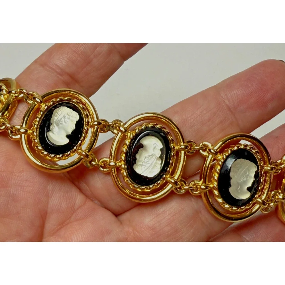 Vintage 7.5" Burberrys Burberry Black & White Gold Tone Cameo Link Bracelet - Picture 3 of 8